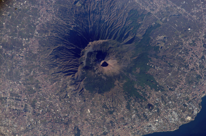 Monte Vesubio desde satélite. Wikimedia Commons